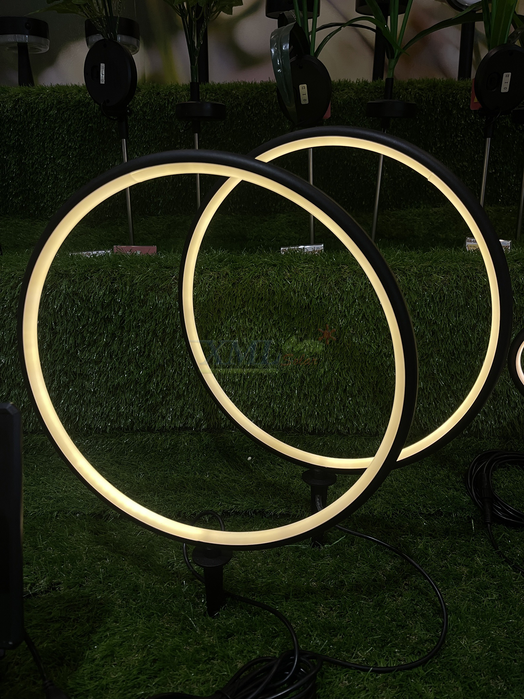 ไฟปักสนามโซล่าเซลล์ ทรงกลม รุ่น DC-0587N (เเสง : เหลืองวอมไวท์)