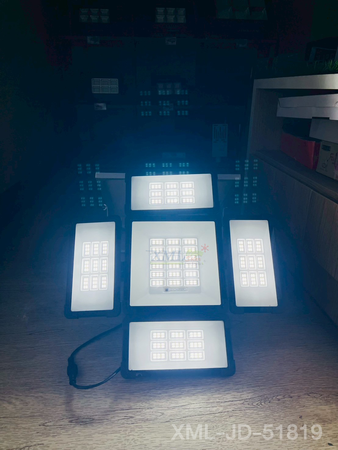 โคมไฟผนังโซล่าเซลล์ 192 LED / 324 LED รุ่น JD JINDIAN (แสง : ขาว)