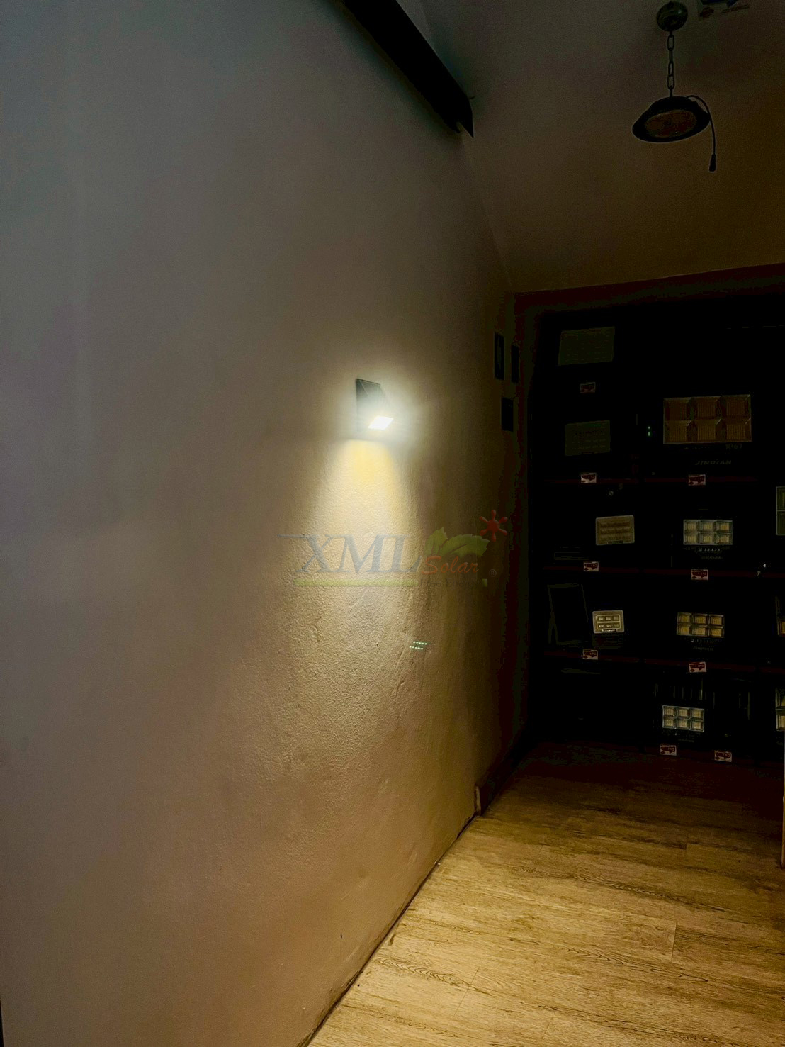 ไฟผนังโซล่าเซลล์ ทรงสามเหลี่ยม รุ่น LSXML-245