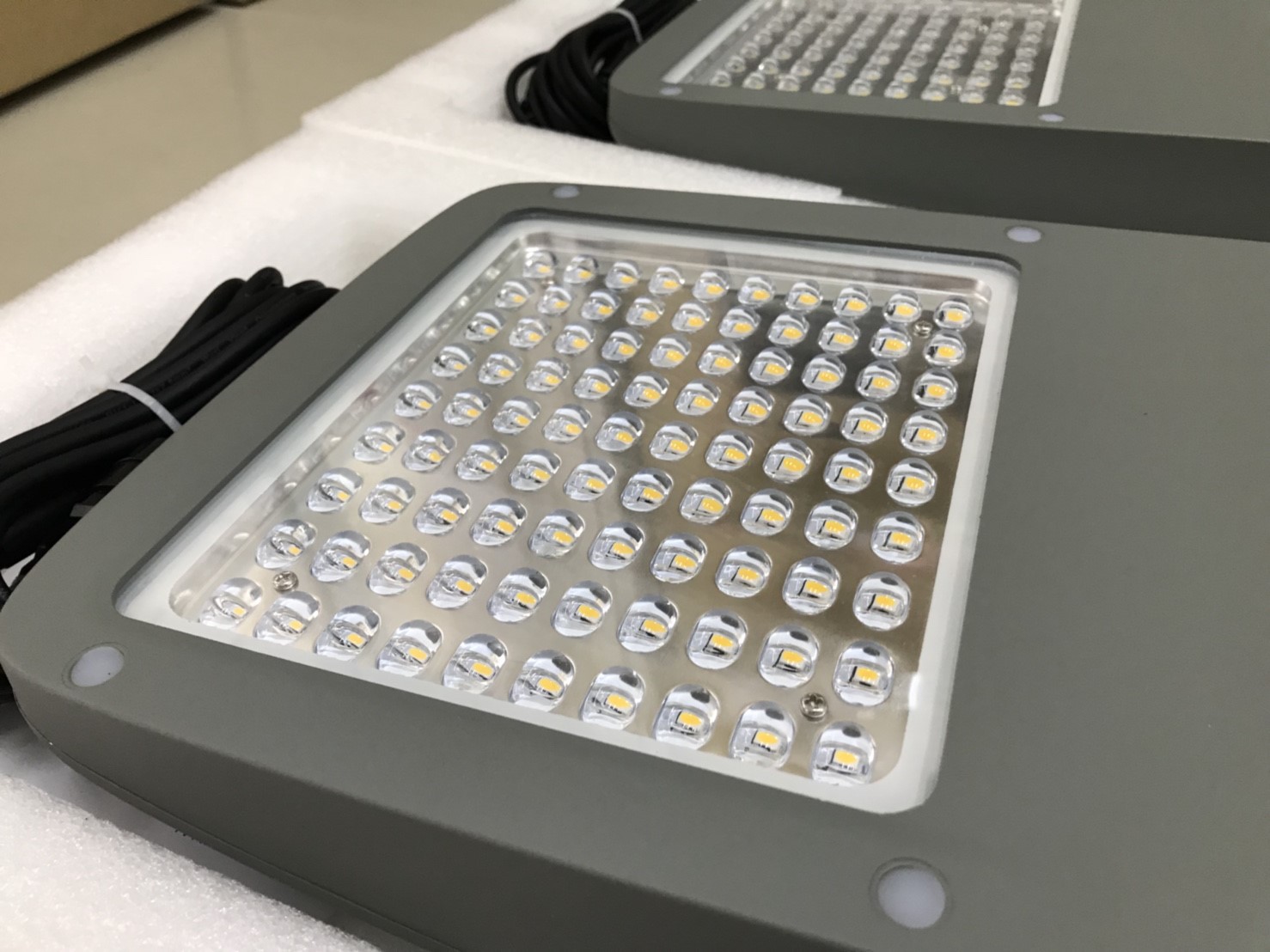 ไฟสปอตไลท์โซล่าเซลล์ 6800 Lumens. ไซต์ใหญ่ (เเสง : ขาว)