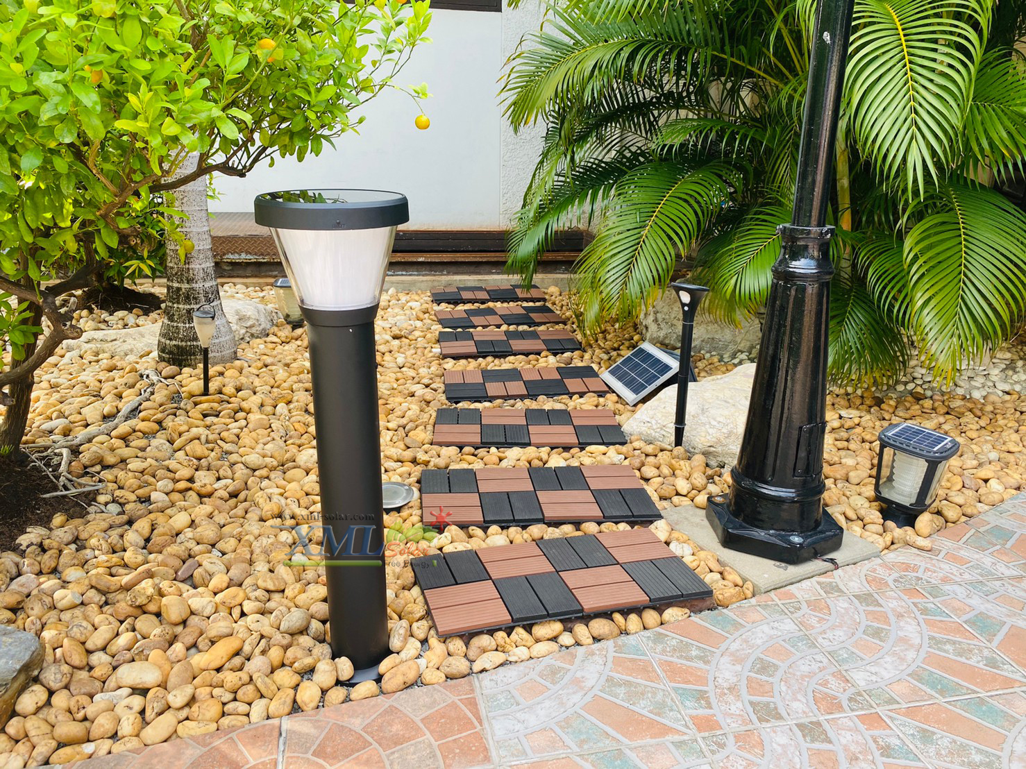 โคมไฟตั้งพื้นโซล่าเซลล์ ทรงกรวย สีดำ (เเสง : ขาว)