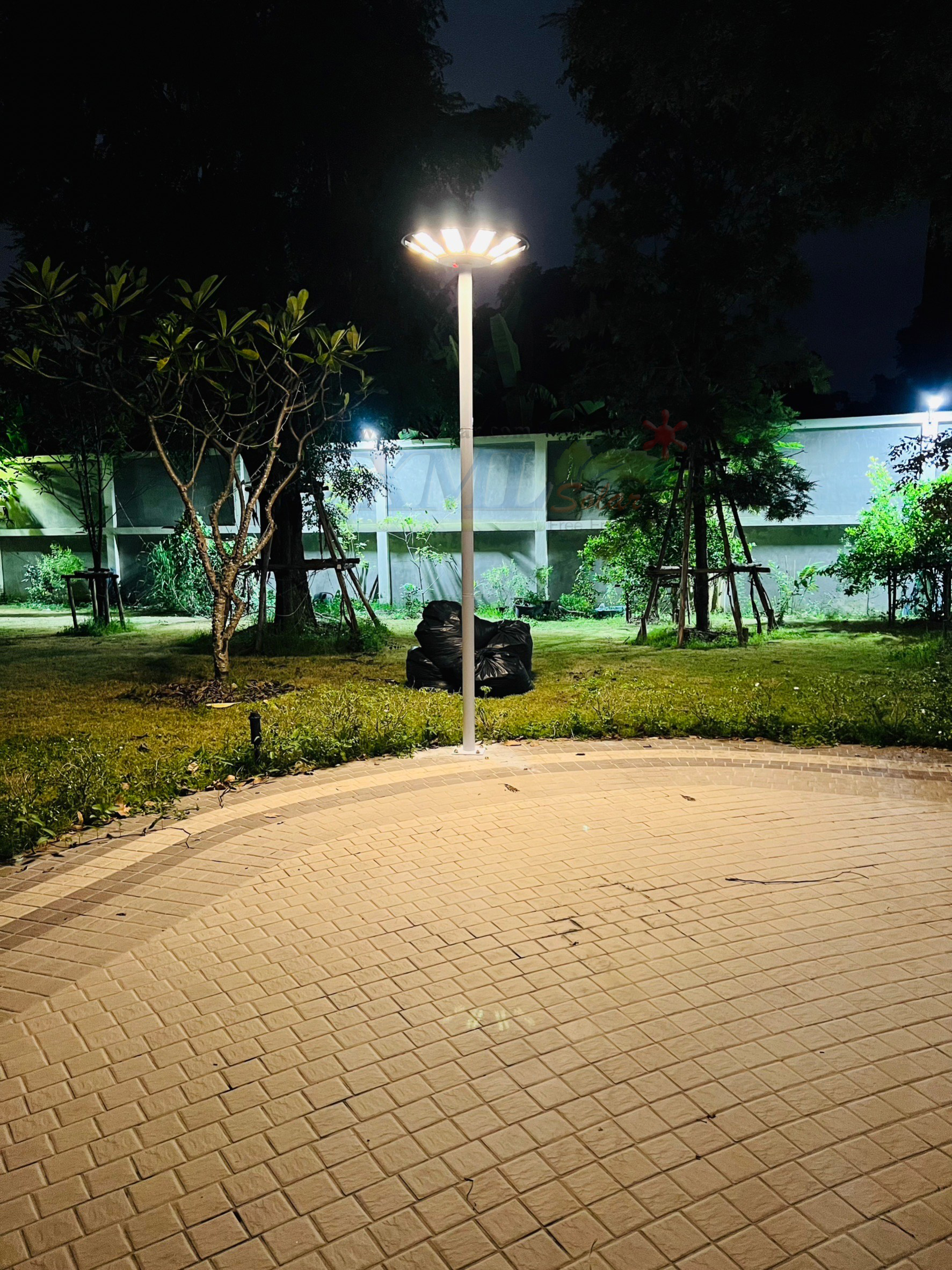 โคมไฟโซล่าเซลล์ UFO ทรงกลม (ขนาดใหญ่สุด 75 ซม.) (เปิดได้ 3 แสง) รุ่น MD-SLT38-500W