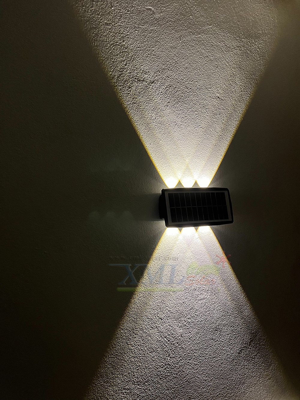 โคมไฟผนังโซล่าเซลล์ 6 LED รุ่นส่องบนล่าง (แสง : เหลืองวอมไวท์)
