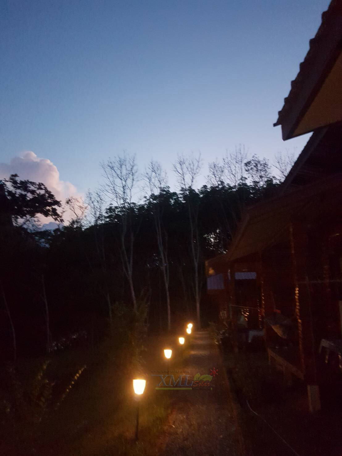 ไฟตั้งพื้นสนามโซล่าเซลล์ ทรงถ้วย (เเสง : เหลืองวอมไวท์)(1 แถม 1)