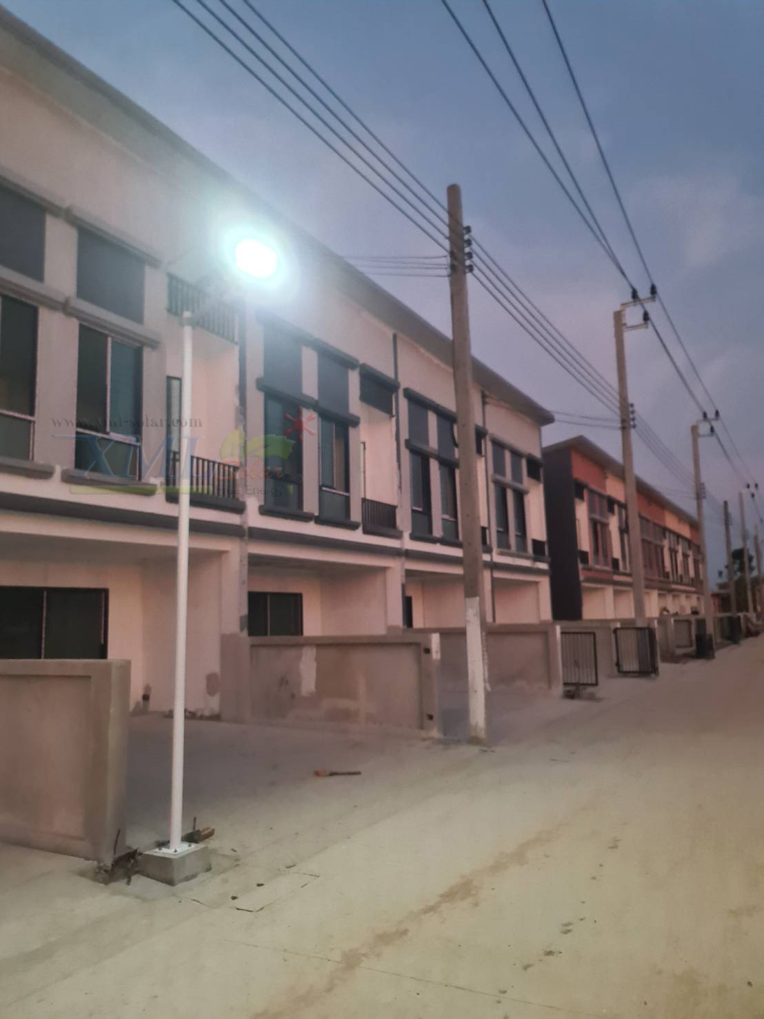 โคมไฟถนนโซล่าเซลล์ 400W รุ่น MD-SLT30-400W (แสง : ขาว)