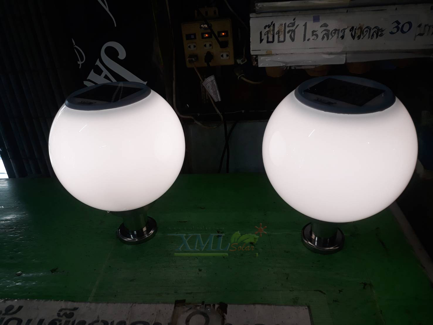 โคมไฟหัวเสาโซล่าเซลล์ ทรงกลมฐานสเเตนเลส (25 ซม.) + Remote (เปิดได้ 3 แสง)+AC