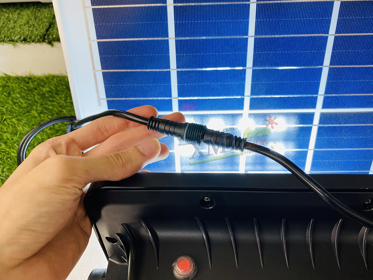 ไฟสปอตไลท์โซล่าเซลล์ 200 W. รุ่น Modi x XML ไซต์ใหญ่ (เเสง : ขาว)