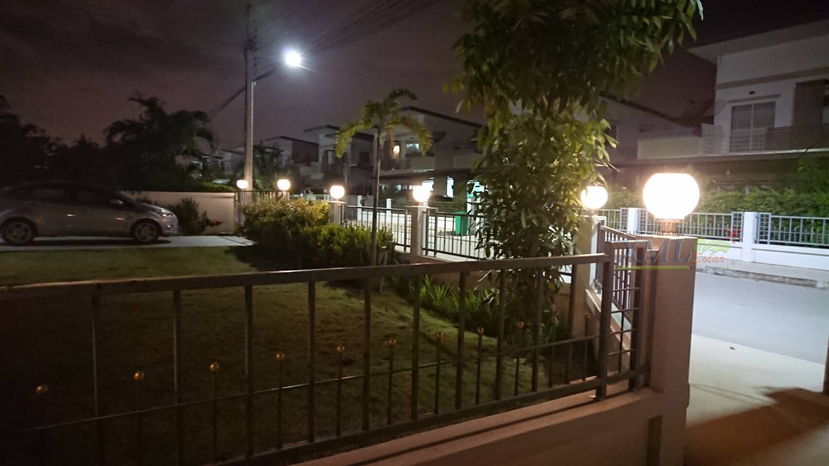 โคมไฟหัวเสาโซล่าเซลล์ ทรงกลมฐานสเเตนเลส (25 ซม.) + Remote (เปิดได้ 3 แสง)+AC