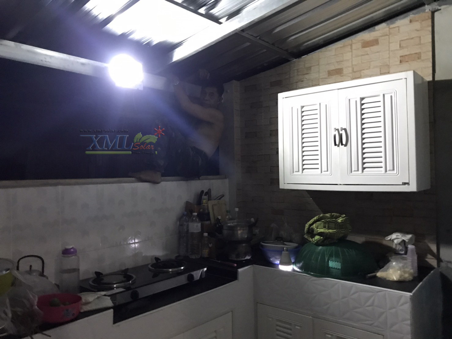 ไฟสปอตไลท์โซล่าเซลล์ 50 Watt กล่องสีน้ำตาล (เปิดได้ 3 แสง)