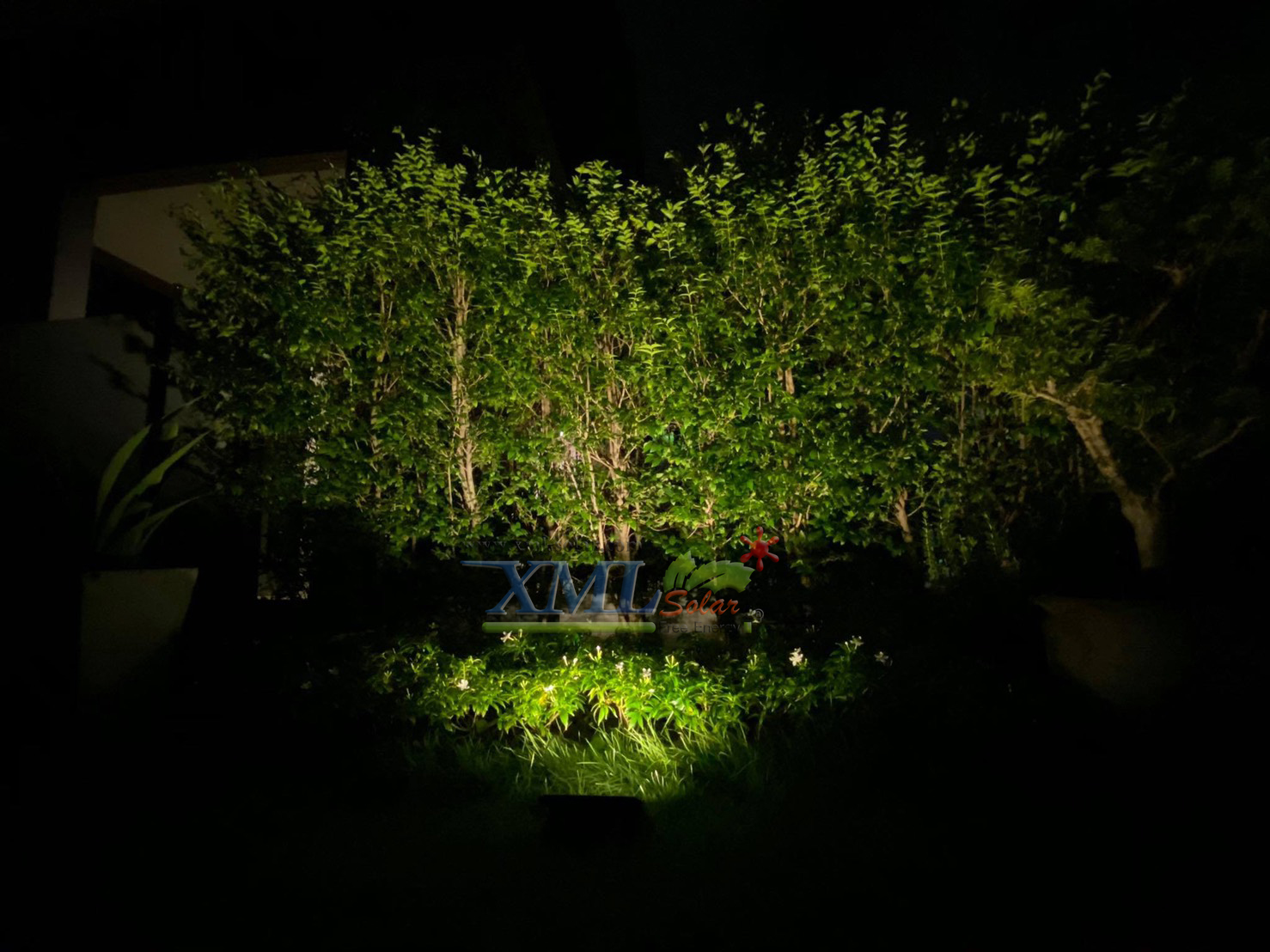 รุ่นประหยัด ไฟสปอตไลท์โซล่าเซลล์ 40 W. รุ่น MODI x XML (เปิดได้ 3 แสง)