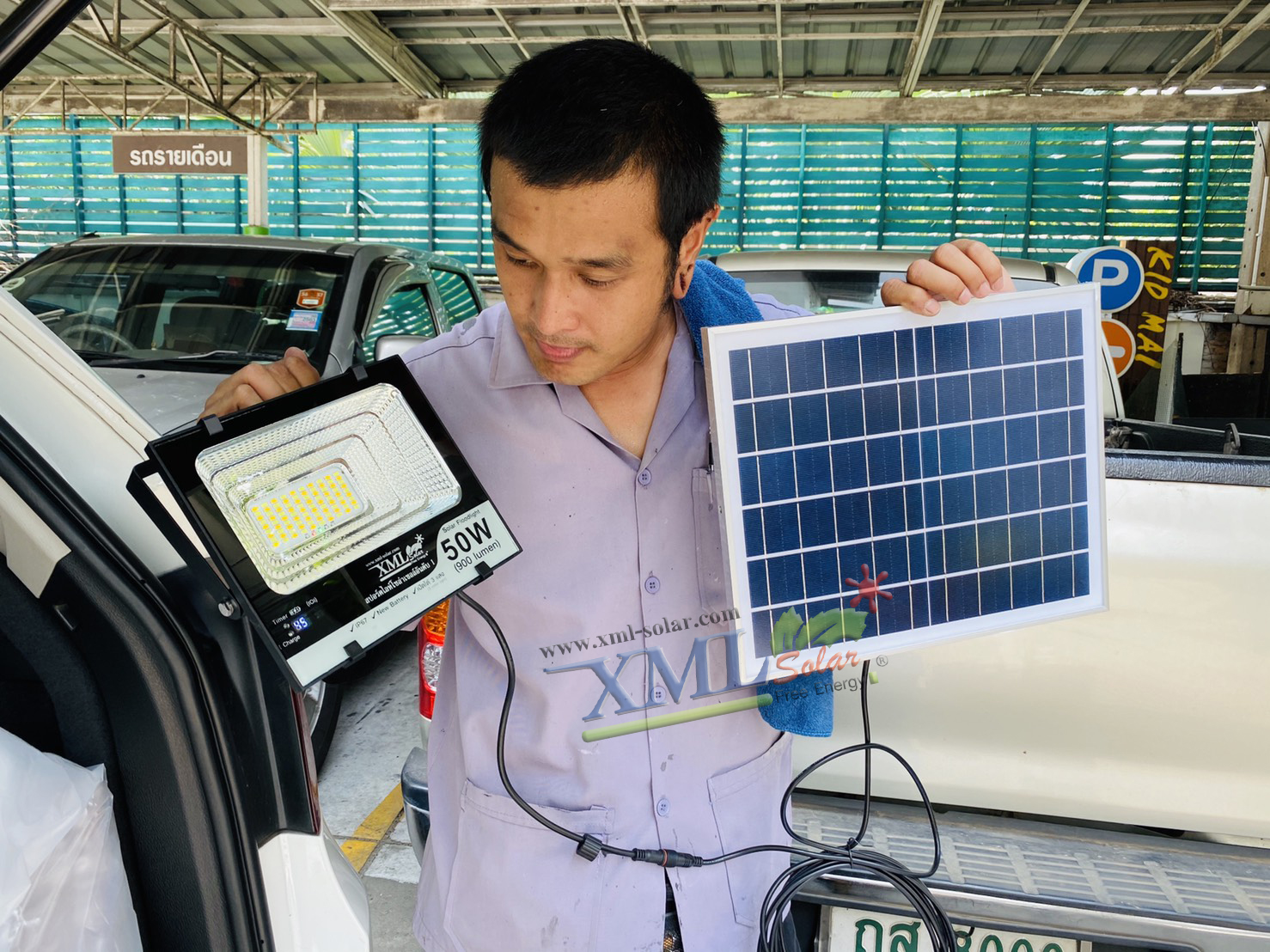 ไฟสปอตไลท์โซล่าเซลล์ 50 Watt กล่องสีน้ำตาล (เปิดได้ 3 แสง)