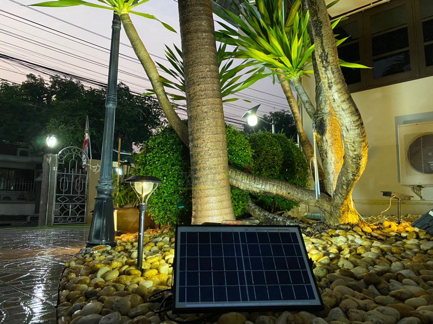 ไฟสปอร์ตไลท์โซล่าเซลล์ ROAD SMART รุ่น Solar Beatle light (เเสง : ขาว)