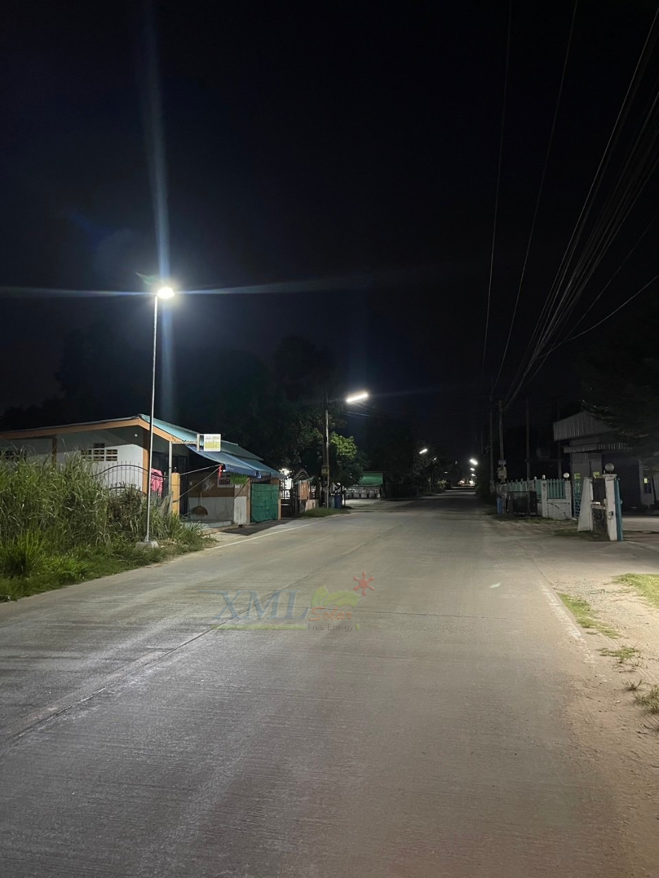 โคมไฟถนนโซล่าเซลล์อัจฉริยะ (รุ่น 9,000Lumens + แผง 100 W) (แสง : ขาว)