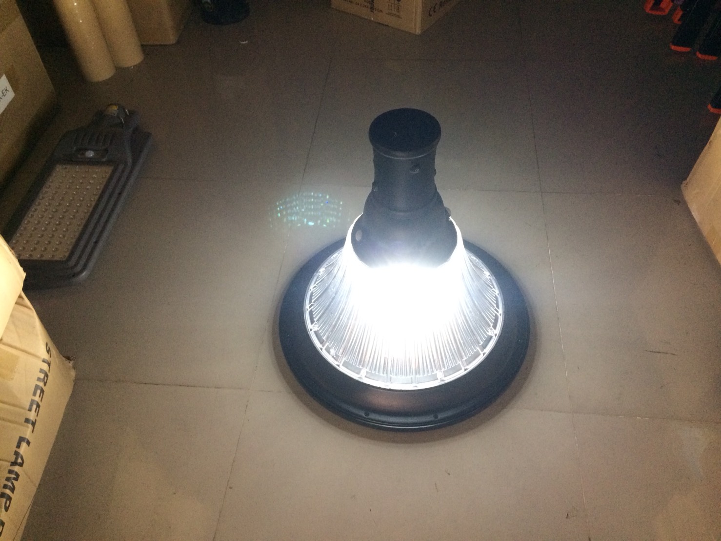 โคมไฟหัวเสาโซล่าเซลล์ 1,000 lumens (แสง ขาว)
