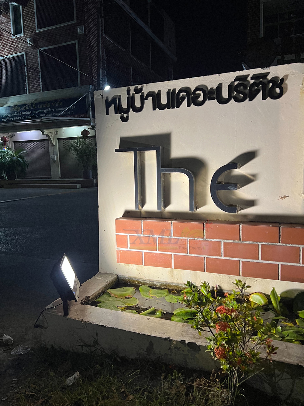 ไฟสปอตไลท์โซล่าเซลล์ 100 Watt กล่องสีน้ำตาล (เปิดได้ 3 แสง)