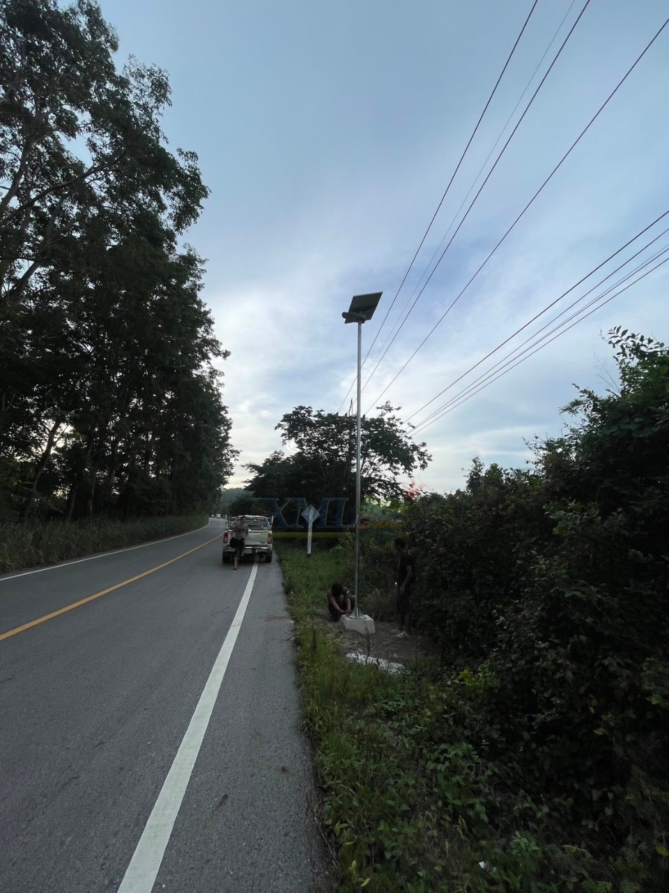 โคมไฟถนนโซล่าเซลล์อัจฉริยะ (รุ่น 9,000Lumens + แผง 100 W) (แสง : ขาว)