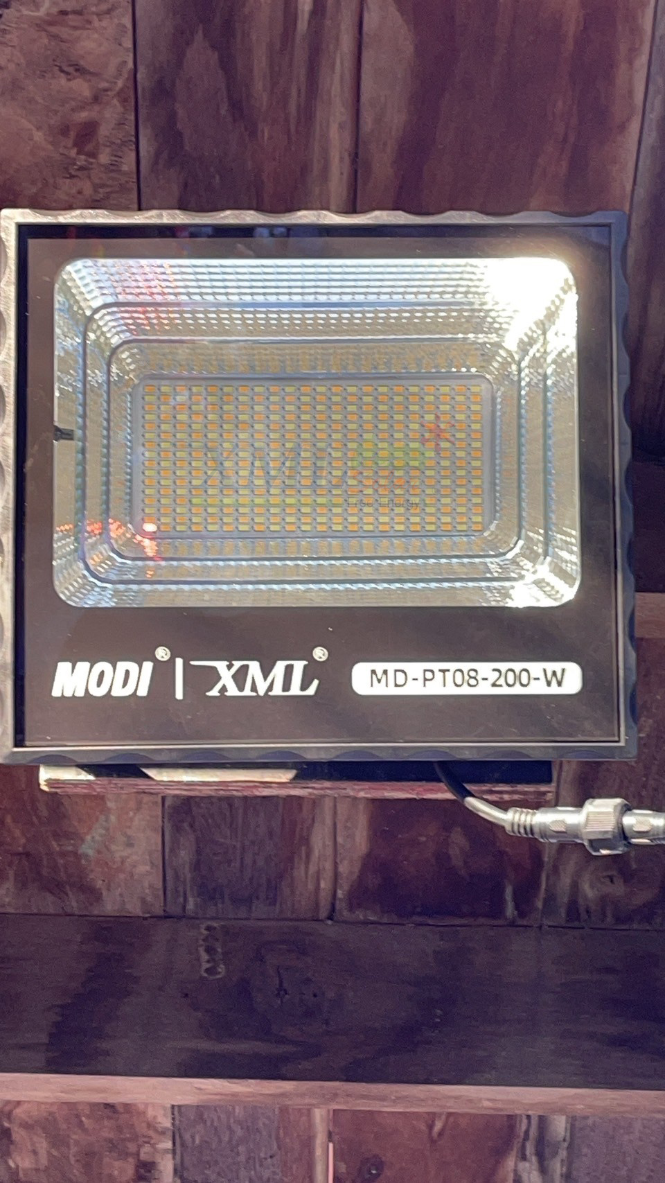 รุ่นประหยัด ไฟสปอตไลท์โซล่าเซลล์ 200 W. รุ่น MODI x XML (เปิดได้ 3 แสง)