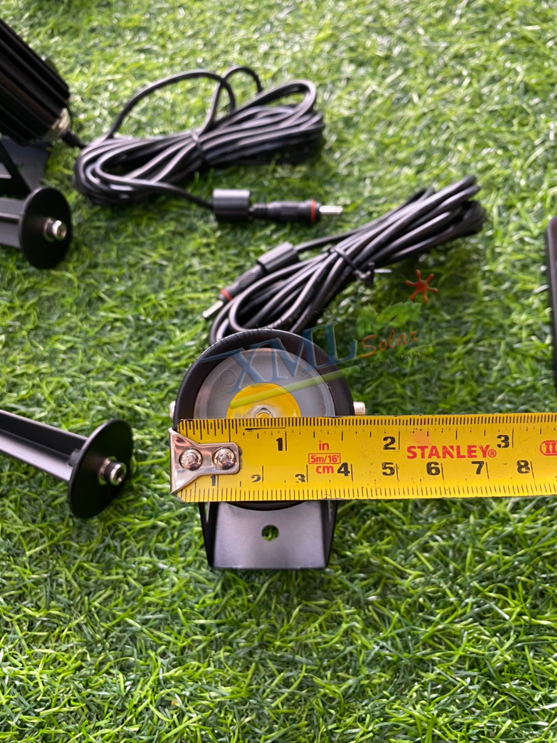 สปอร์ตไลท์ปักสนามโซล่าเซลล์ (รุ่น 4 หัว) (เเสง : เหลืองวอมไวท์)