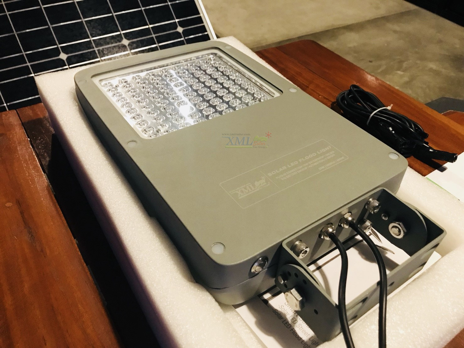 ไฟสปอตไลท์โซล่าเซลล์ 2200 Lumens. ไซต์เล็ก (เเสง : เหลืองวอมไวท์)