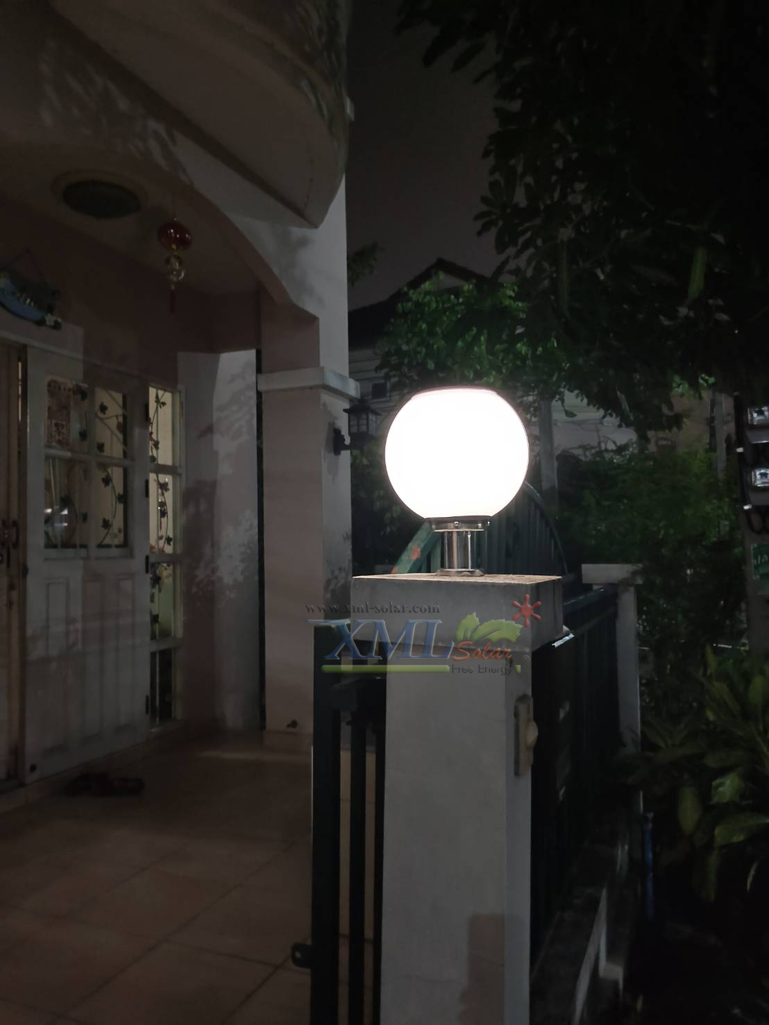 โคมไฟหัวเสาโซล่าเซลล์ ทรงกลมฐานสเเตนเลส (25 ซม.) + Remote (เปิดได้ 3 แสง)+AC