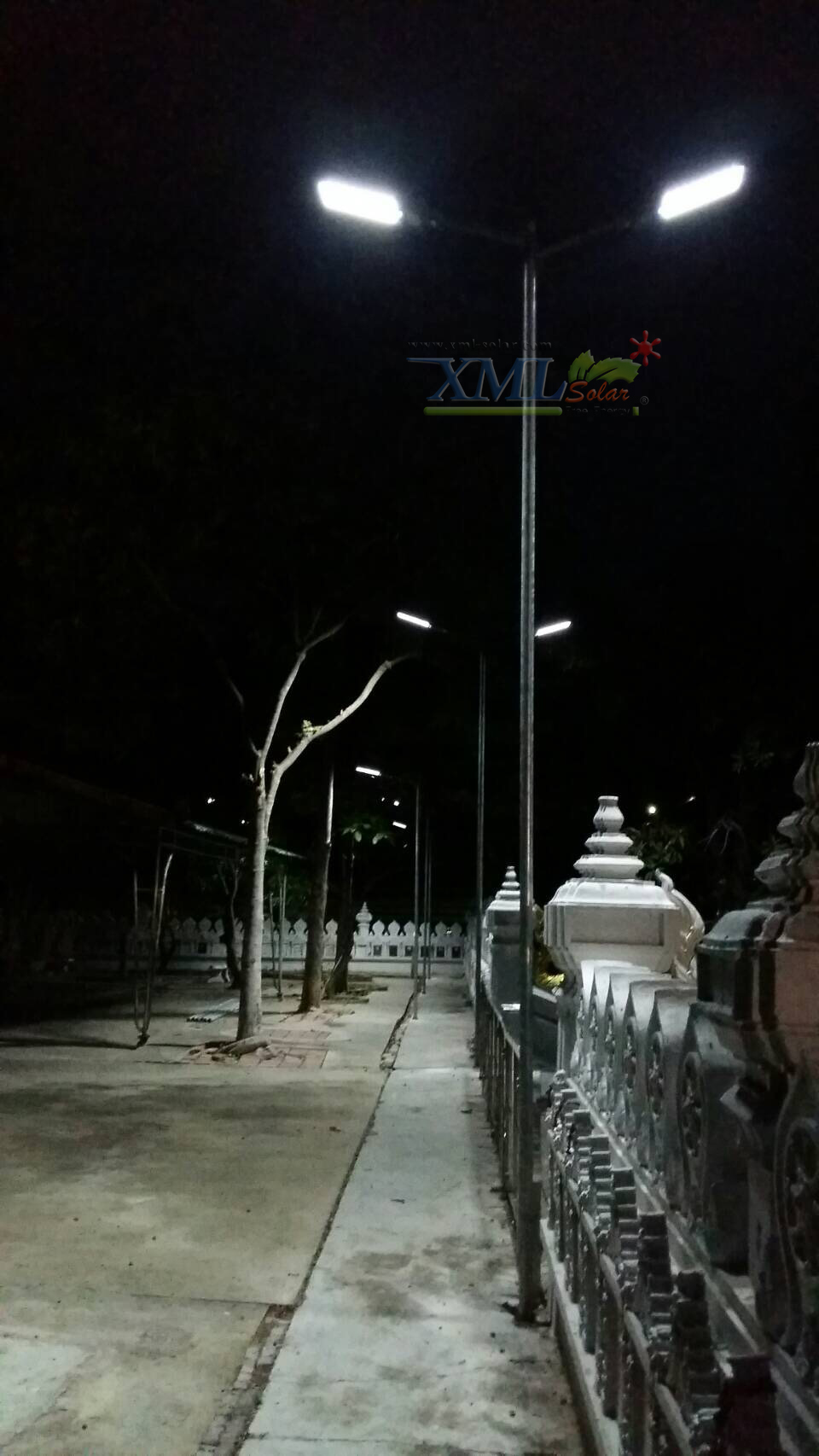 โคมไฟถนนโซล่าเซลล์ XML-Solar 300W (แสง : ขาว)(สว่างค้าง)