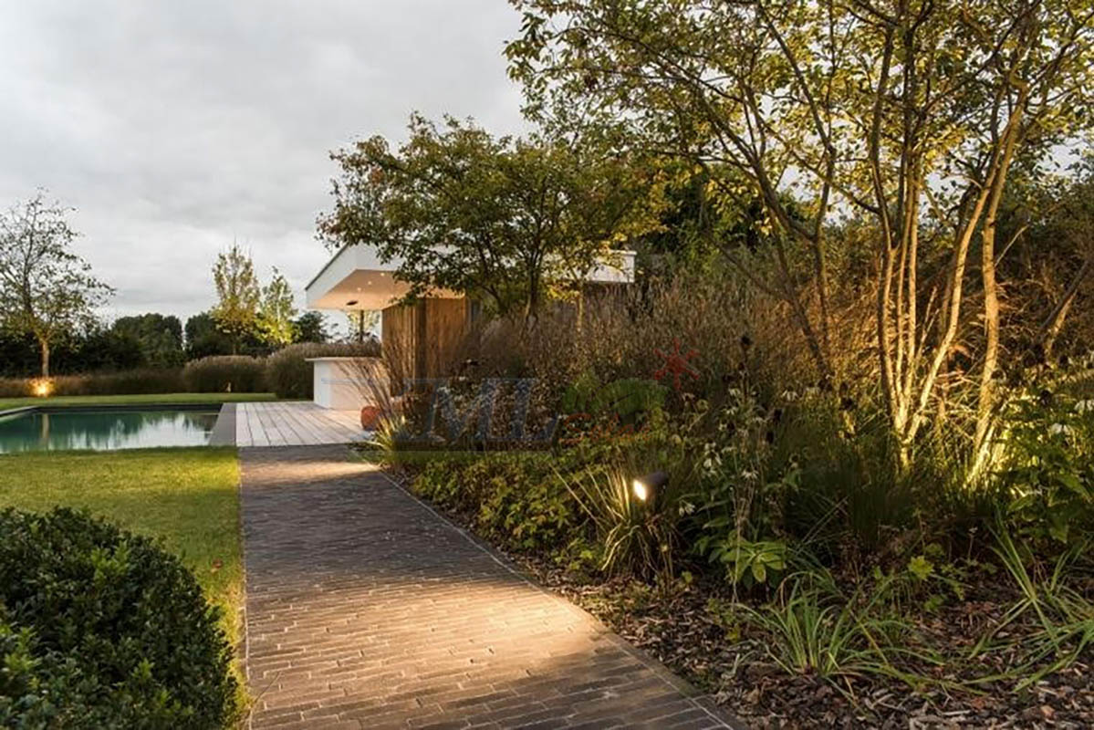 สปอร์ตไลท์ปักสนามโซล่าเซลล์ DC-17 รุ่น 4 หัว สาย 3 เมตร (แสง : เหลืองวอมไวท์)