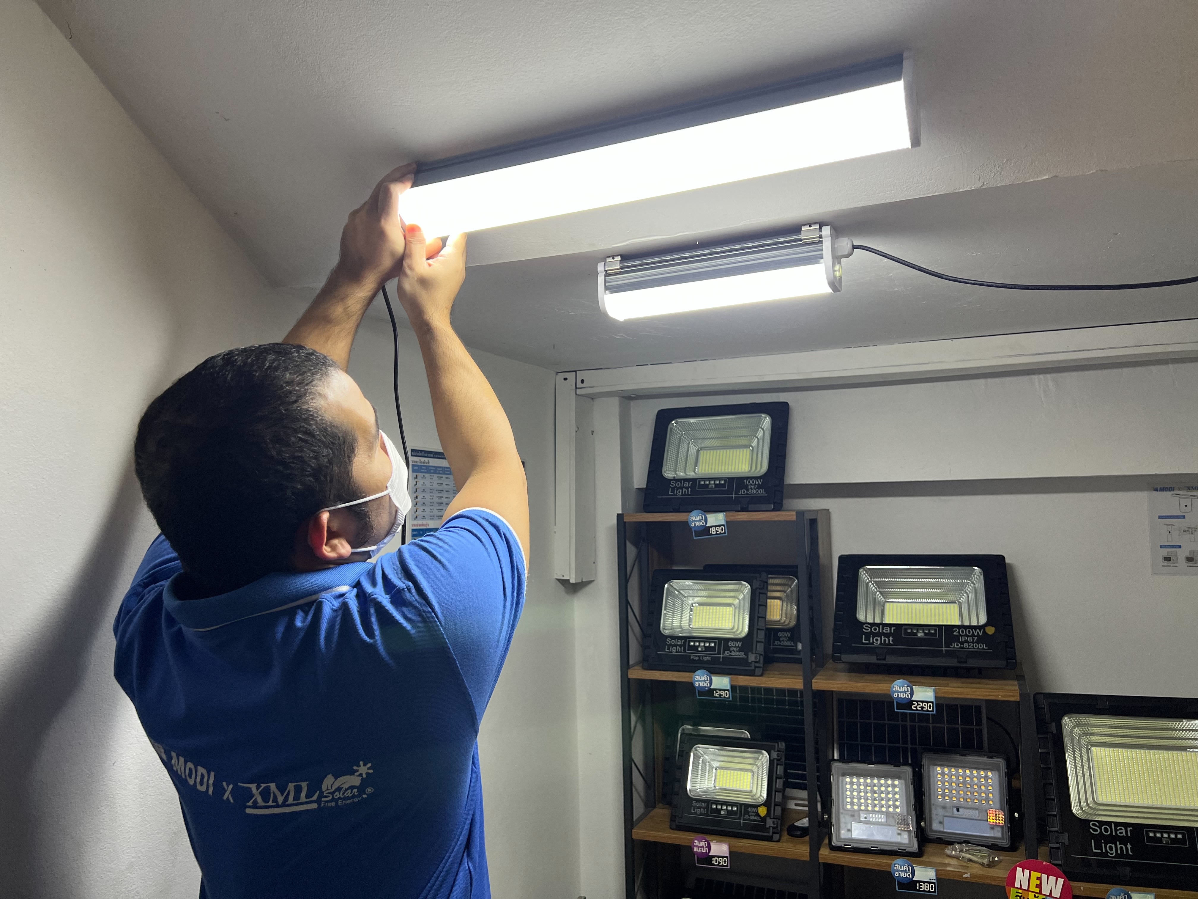 รุ่นประหยัด โคมไฟติดเพดานโซล่าเซลล์ หลอดยาว ไซต์ใหญ่ 60W. (แสงขาว)