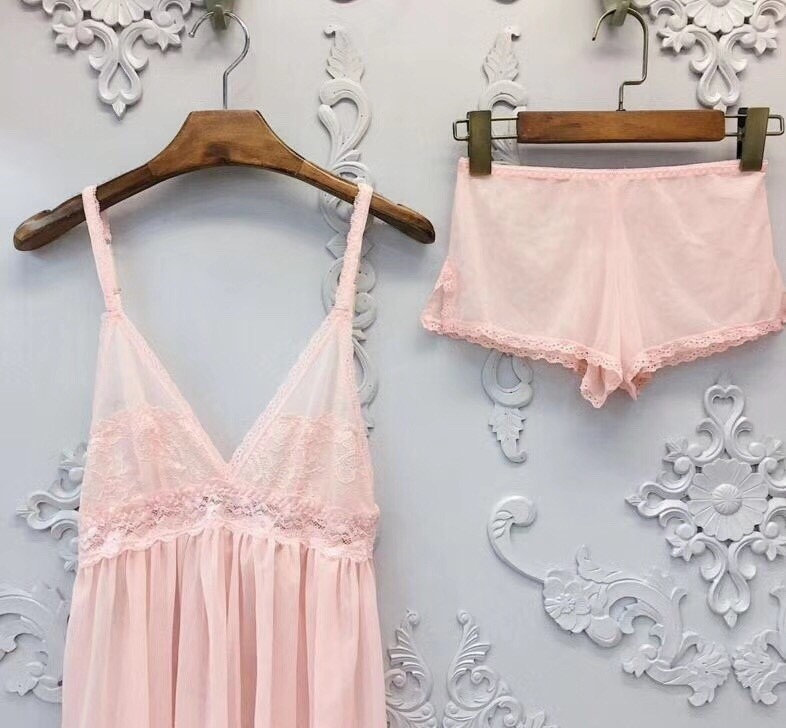 ชุดนอนลูกไม้ซีทรู เนื้อผ้านิ่มเบาสบาย ใส่แล้วไม่ร้อน มาพร้อมจีสตริงเข้าชุด ฟรีไซส์ ราคาส่ง 3 ชิ้น คละแบบได้ชุดละ 250 บาท