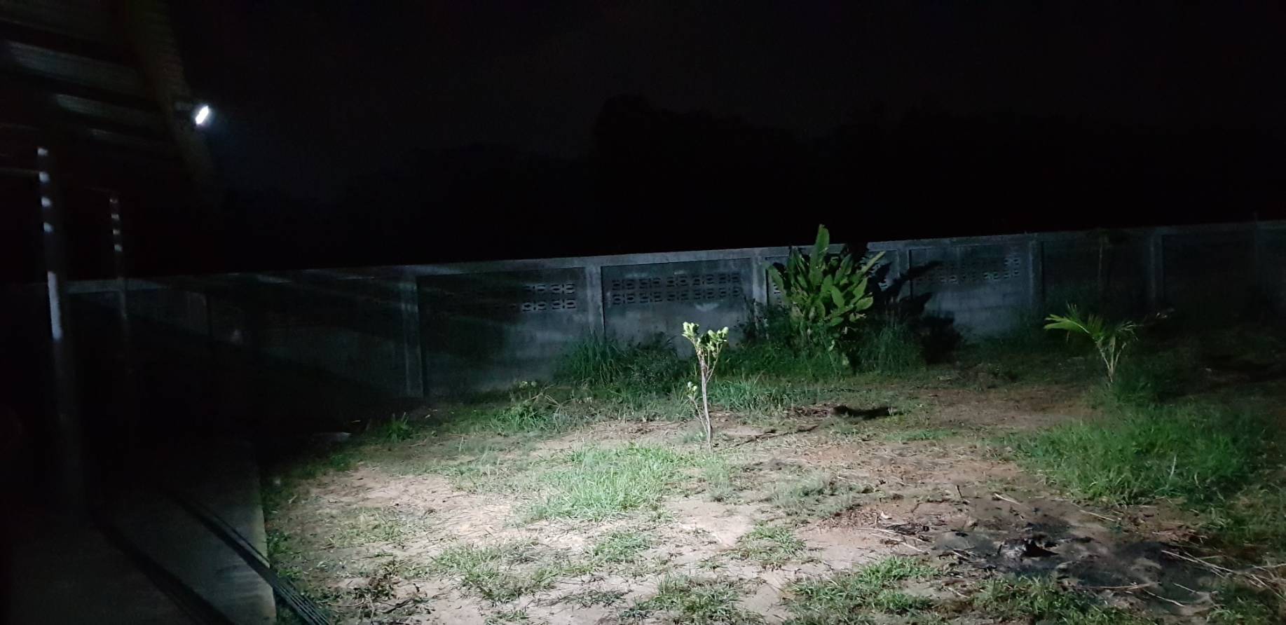 ไฟสปอตไลท์โซล่าเซลล์ 80 W. รุ่น Modi x XML (เเสง : ขาว) (1 เเถม 1)