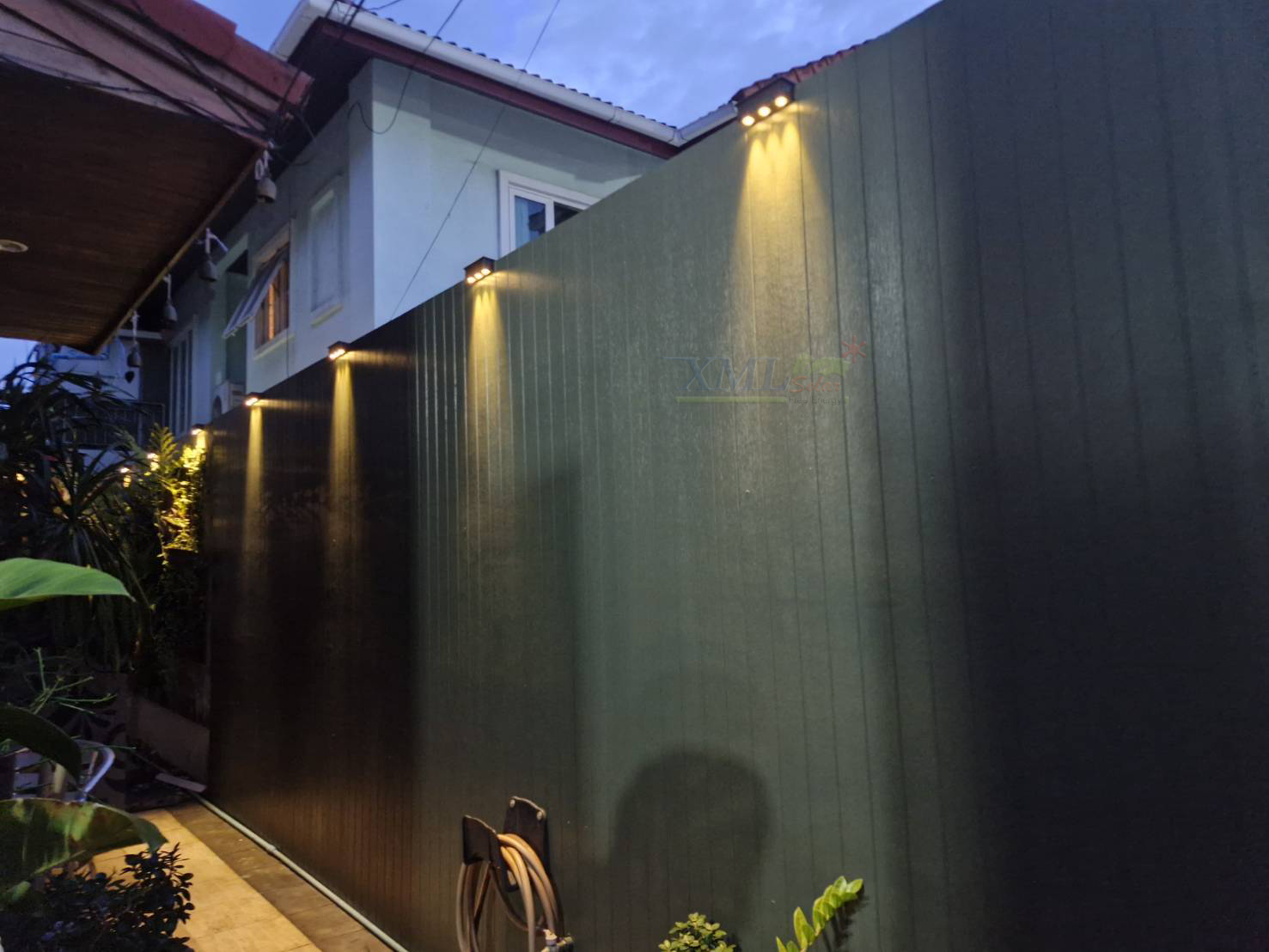 ไฟผนังโซล่าเซลล์ติดสันกำเเพง 3 LED (เเสง : เหลืองวอมไวท์) (1 เเถม 1)