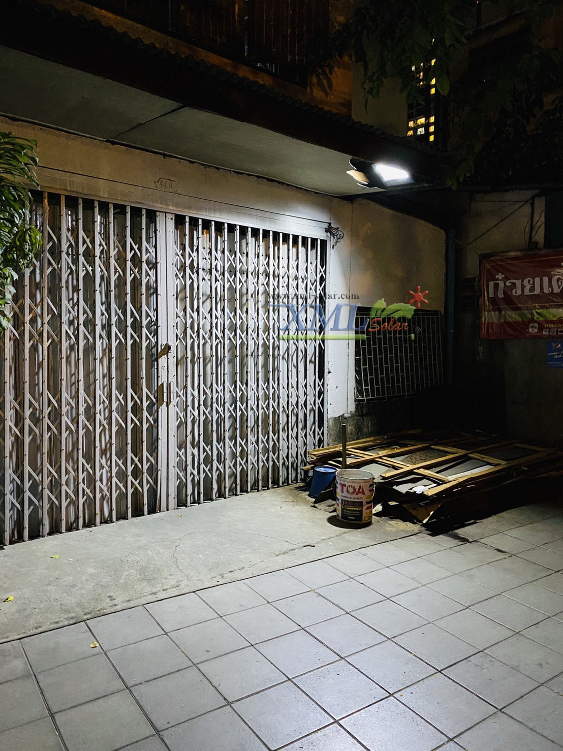 สปอร์ตไลท์โซล่าเซลล์ 100 W. รุ่นใหม่ JD8800L (แสง : ขาว)