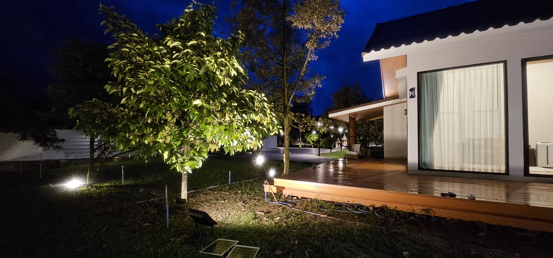 ไฟสปอตไลท์โซล่าเซลล์ 500 Watt กล่องสีน้ำตาล (เปิดได้ 3 แสง)