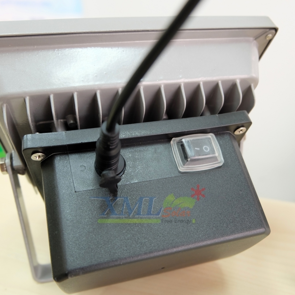 ไฟสปอตไลท์โซล่าเซลล์ รุ่น 30 Watt (เเสง : เหลืองวอมไวท์)