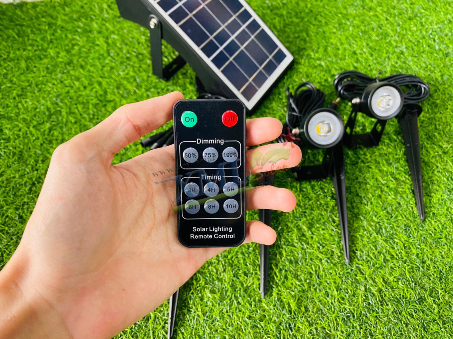 สปอร์ตไลท์ปักสนามโซล่าเซลล์ (รุ่น 4 หัว) (เเสง : เหลืองวอมไวท์)