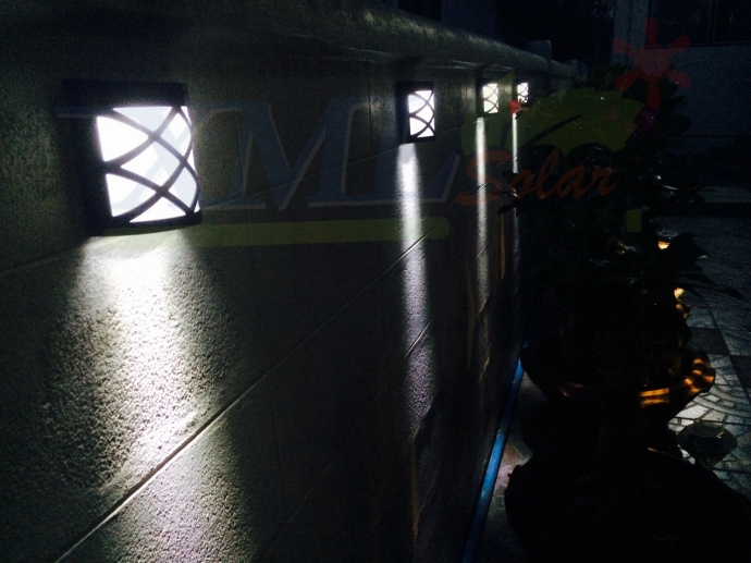โคมไฟโซล่าเซลล์ ติดผนัง 6 LED ทรง ตาข่าย (เเสง : ขาว)