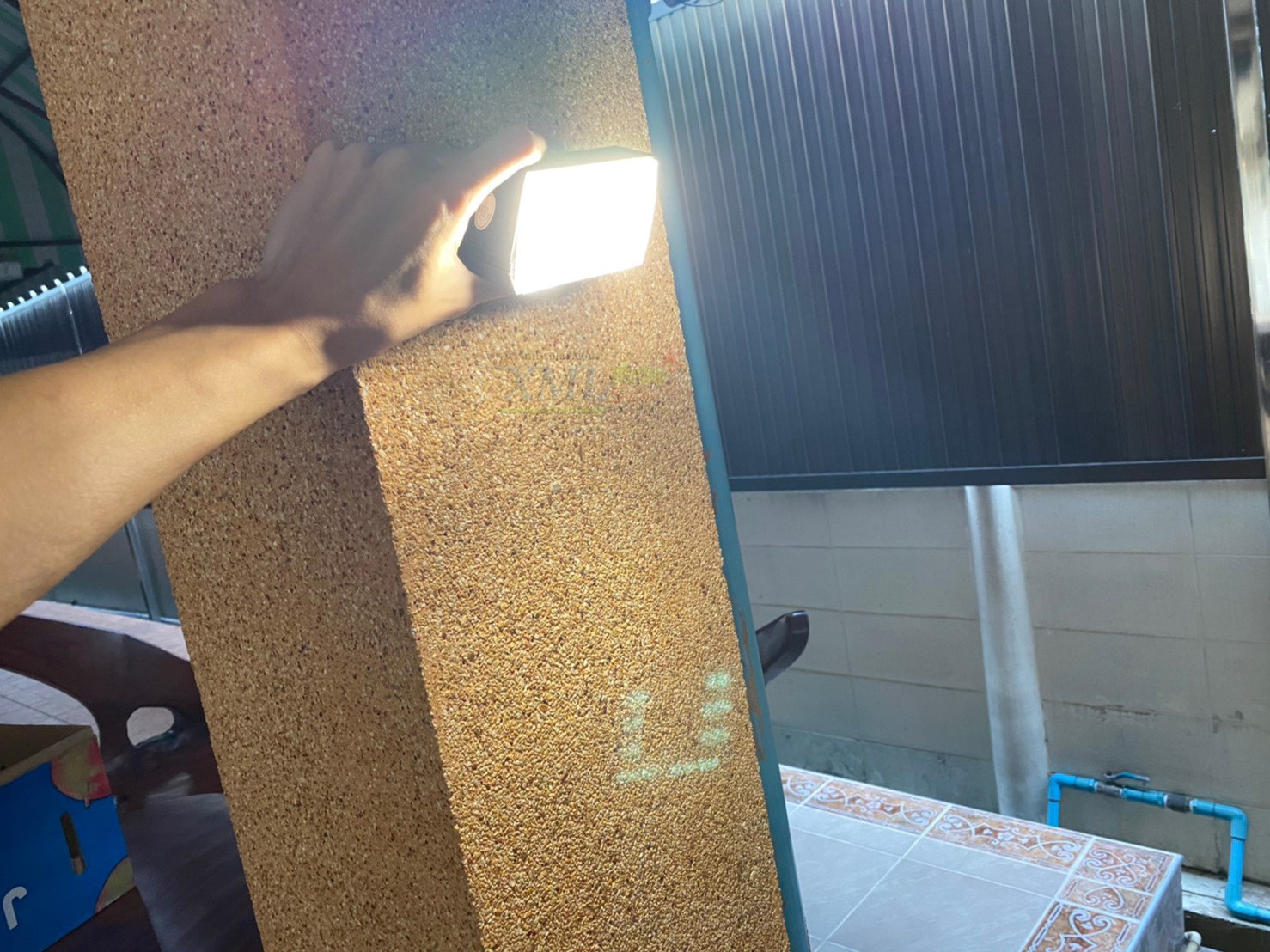 โคมไฟผนังโซล่าเซลล์ รุ่น Hi class 1,000 lm + Motion (แสง : เหลืองวอมไวท์)
