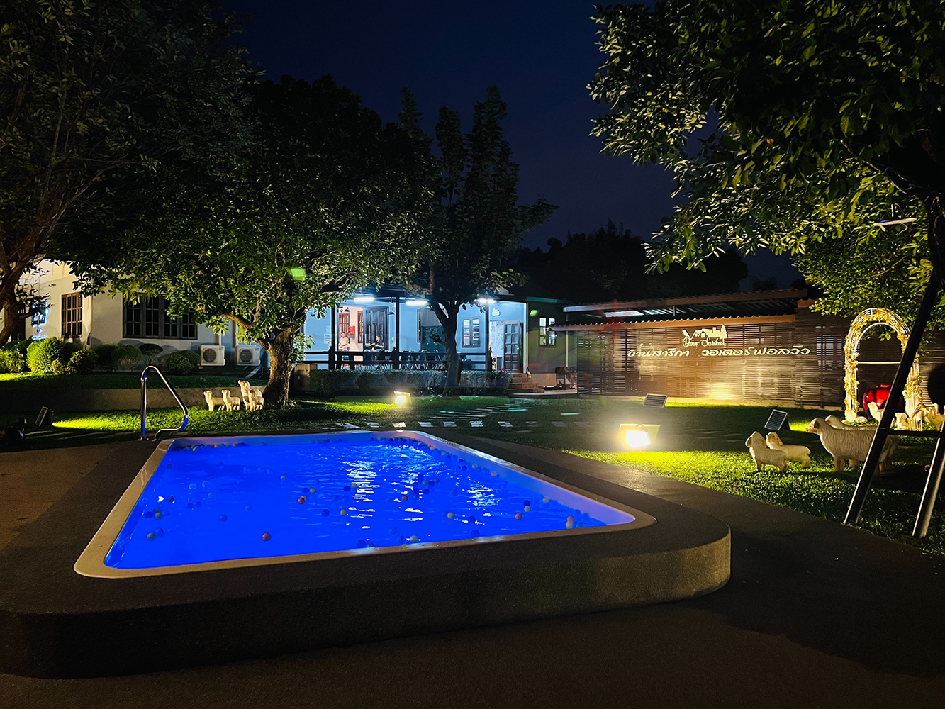 สปอร์ตไลท์โซล่าเซลล์ 300 W. รุ่นใหม่ JD8300L (แสง : เหลืองวอมไวท์) สำเนา