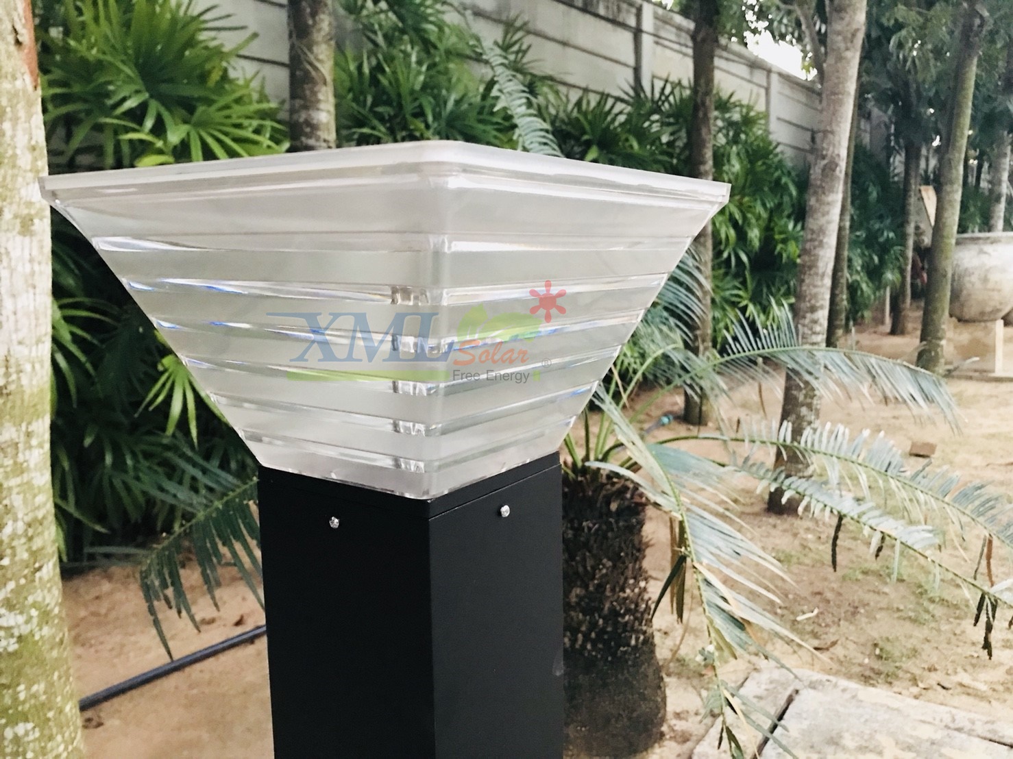 ไฟตั้งพื้นโซล่าเซลล์ ทรง พีระมิด สีดำ โคมใส (80 cm) (แสง : ขาว + เหลืองวอมไวท์)