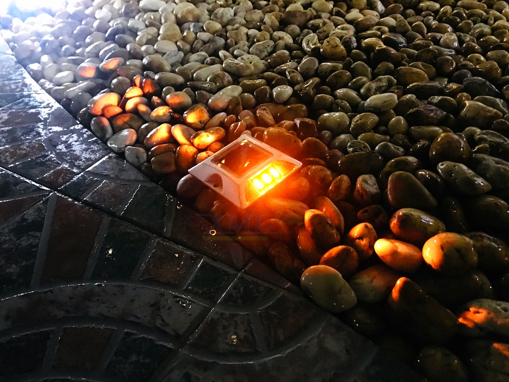 ไฟหมุดถนนโซล่าเซลล์ 6 LED Premium IP68 รุ่น มีเดือย (เเสง : เหลืองกระพริบ)