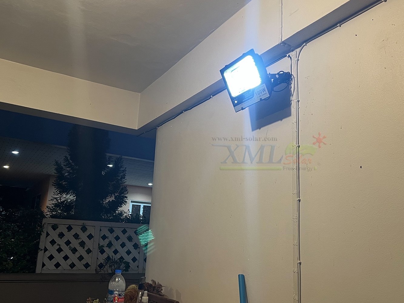 ไฟสปอตไลท์โซล่าเซลล์ 50 Watt กล่องสีน้ำตาล (เปิดได้ 3 แสง)