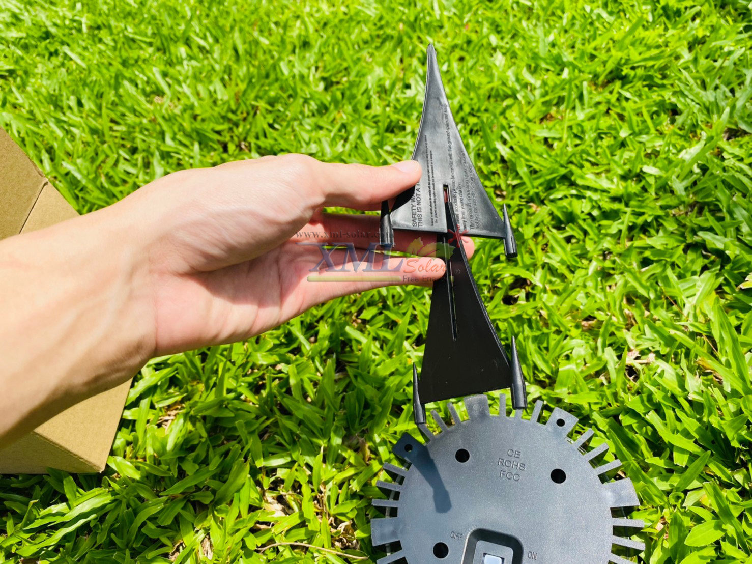 โคมไฟฝังพื้นโซล่าเซลล์ 8 LED ทรงกลมนูน (เเสง : ขาว)