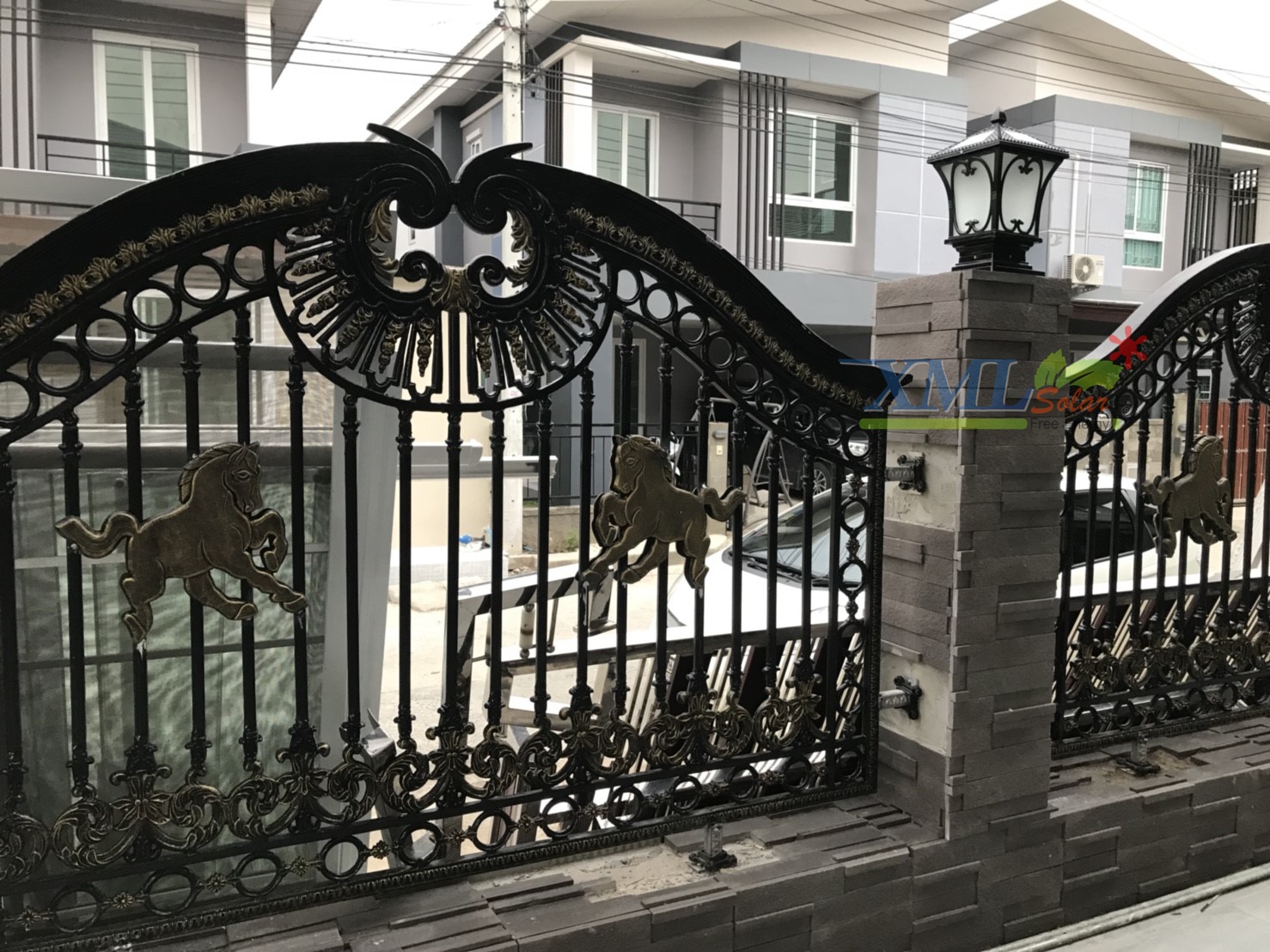 โคมไฟหัวเสาโซล่าเซลล์ + AC ทรง Grand เเบบที่ 1 (สีดำ) (เเสง : ขาว)