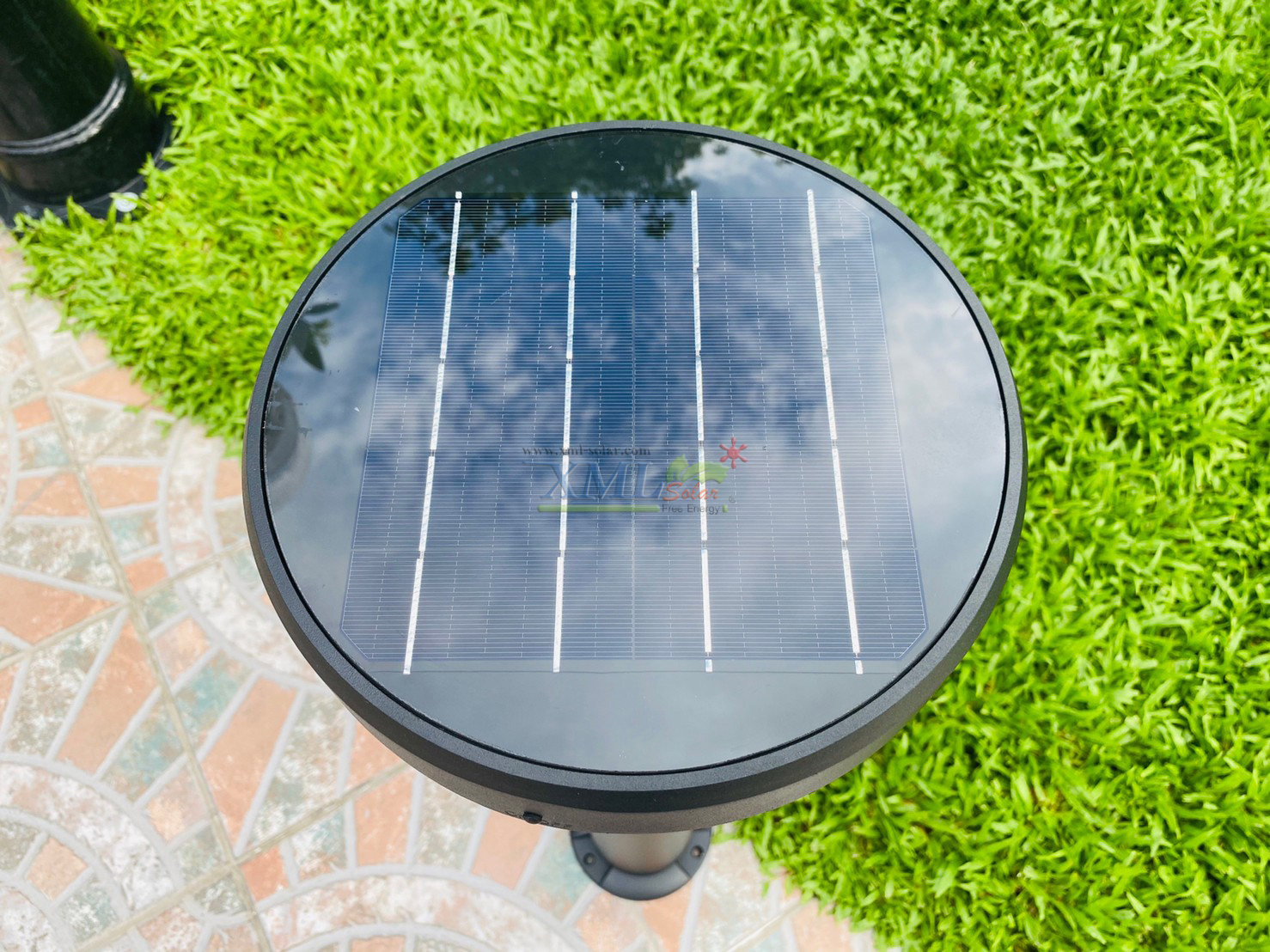 โคมไฟตั้งพื้นโซล่าเซลล์ ทรงกรวย สีดำ (เเสง : ขาว)