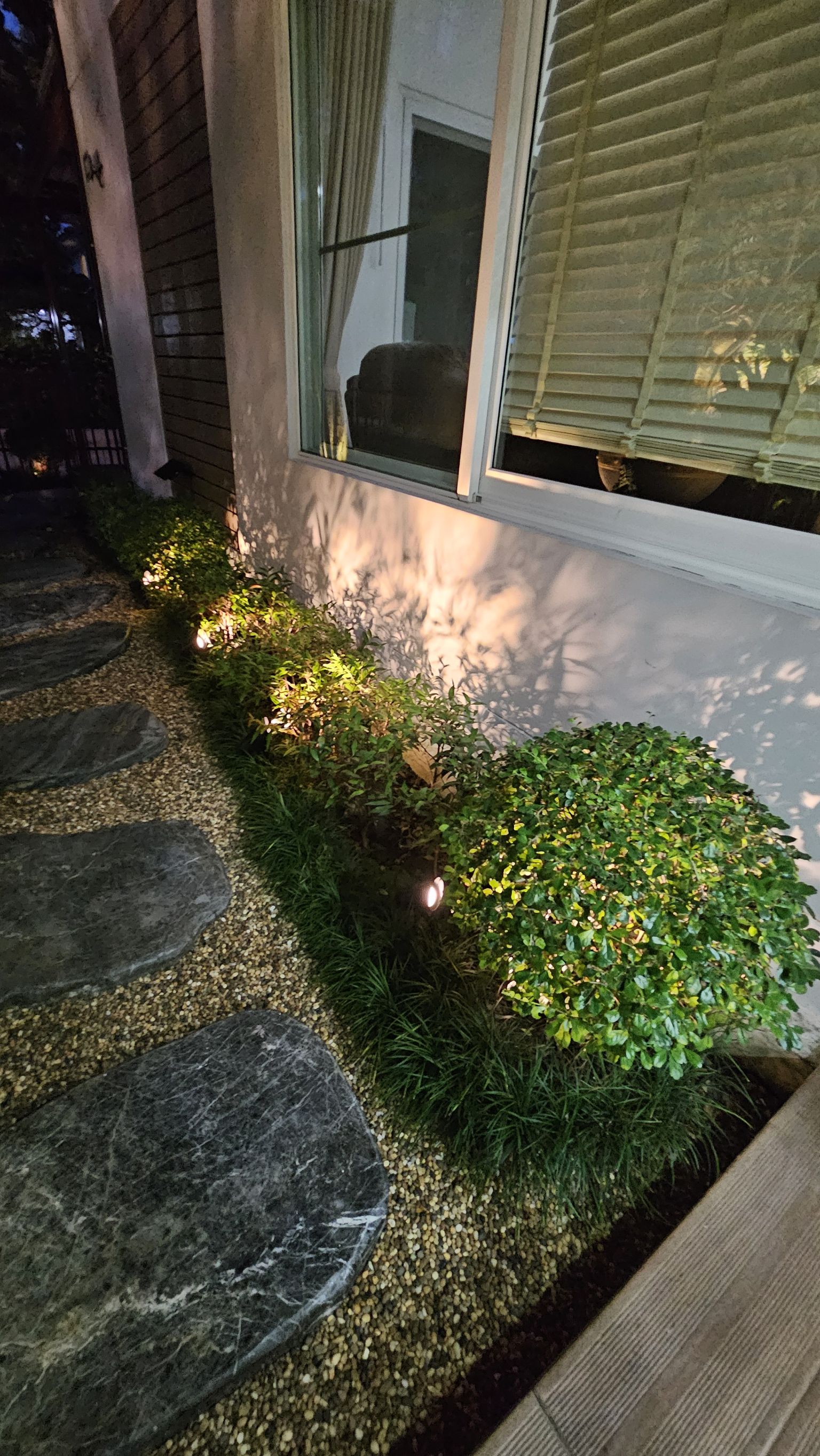 โคมไฟปักสนามโซล่าเซลล์ แพ็ค 4 ดวง รุ่น MD-SSL88 (แสง : เหลืองวอมไวท์)