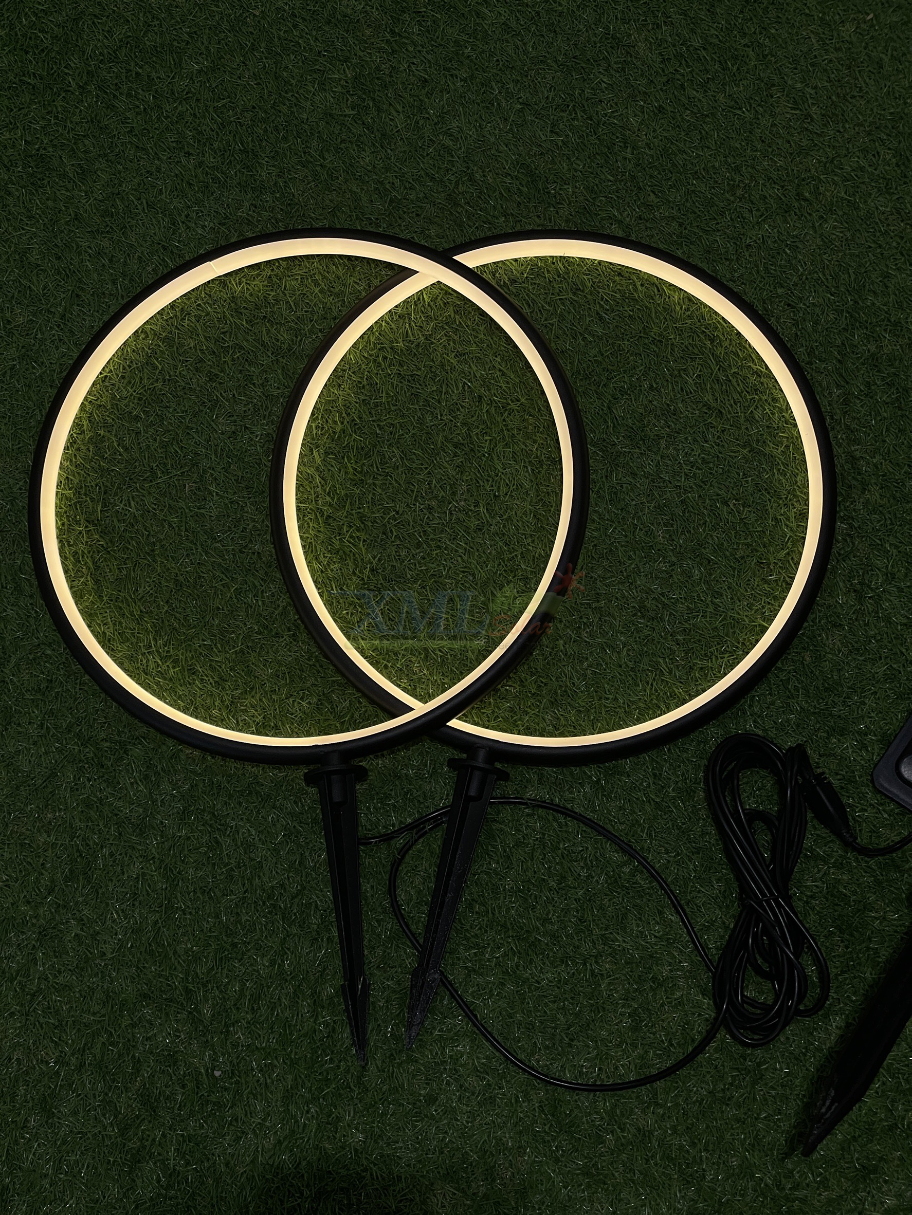 ไฟปักสนามโซล่าเซลล์ ทรงกลม รุ่น DC-0587N (เเสง : เหลืองวอมไวท์)