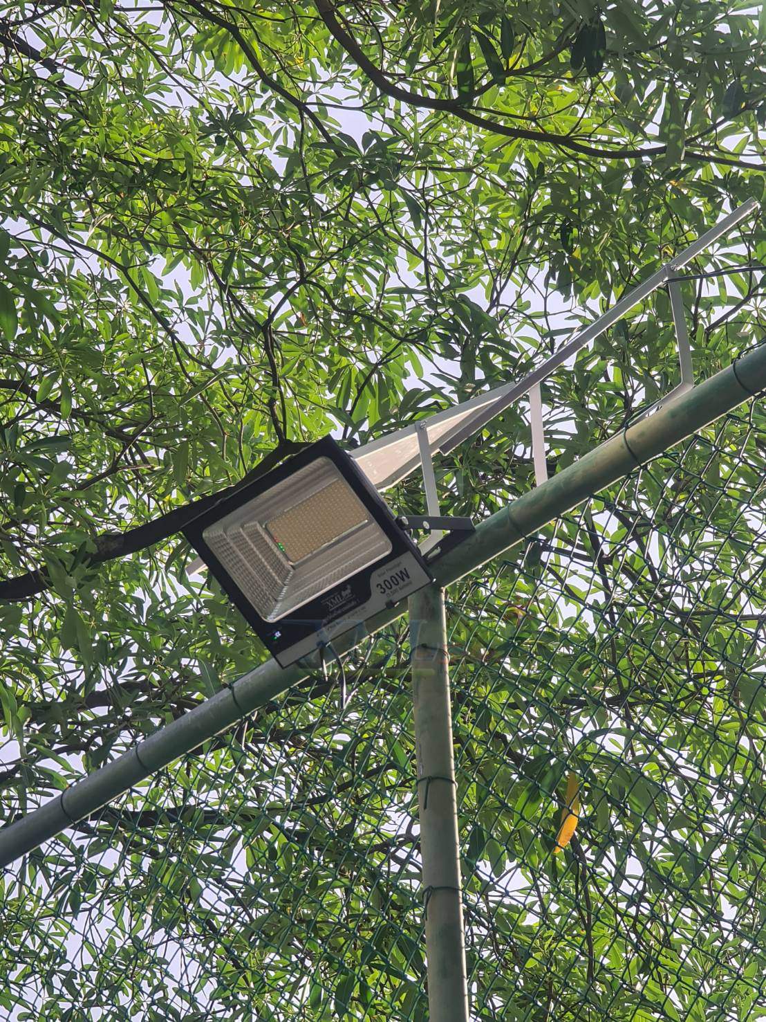 ไฟสปอตไลท์โซล่าเซลล์ 300 Watt กล่องสีน้ำตาล (เปิดได้ 3 แสง)