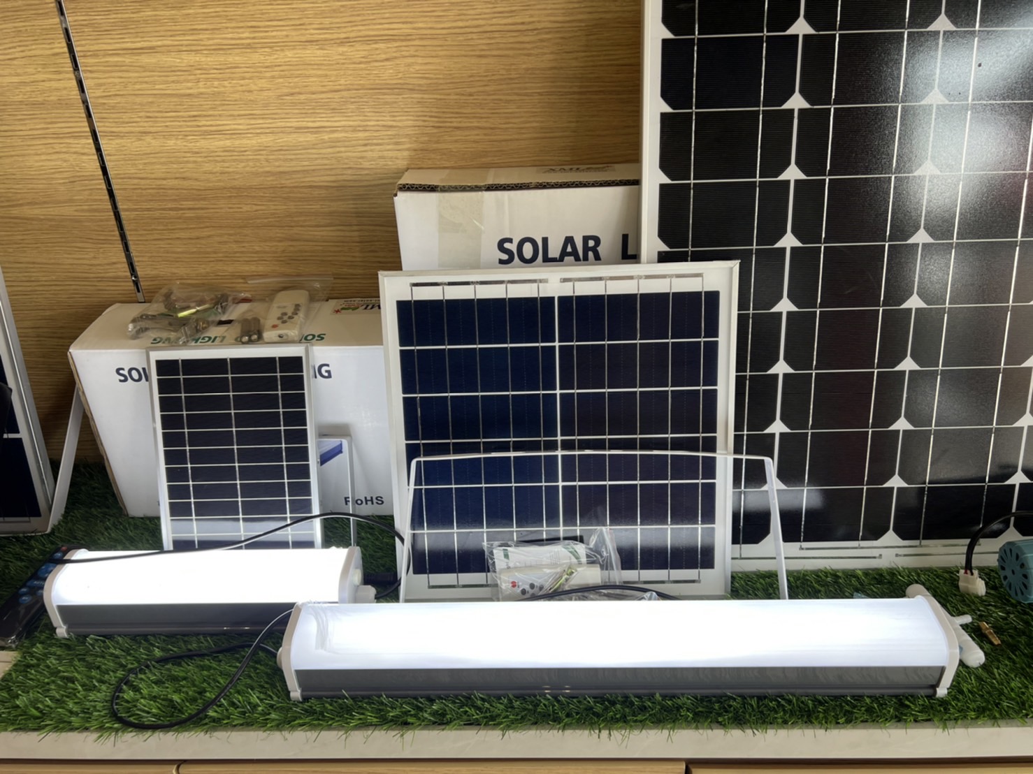 รุ่นประหยัด โคมไฟติดเพดานโซล่าเซลล์ หลอดยาว ไซต์เล็ก 30W. (แสงขาว)