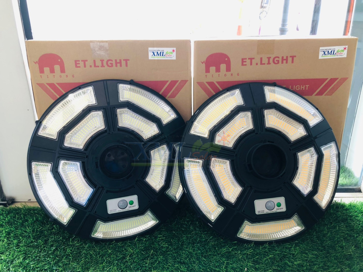โคมไฟถนนโซล่าเซลล์ UFO ทรงกลม รุ่น 10,000W (9 ช่อง 5 ทิศทาง) ไซส์เล็ก (แสง : ขาว)