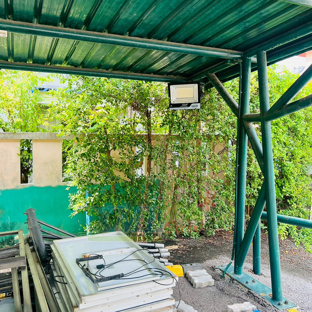 ไฟสปอตไลท์โซล่าเซลล์ 500 Watt กล่องสีน้ำตาล (เปิดได้ 3 แสง)