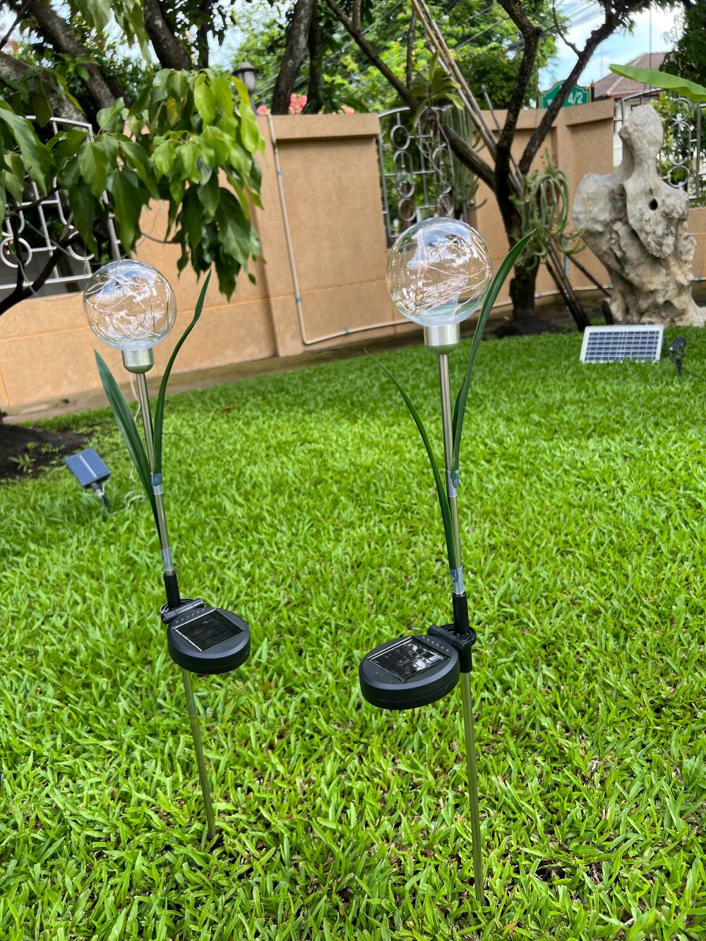 ไฟปักสนามโซล่าเซลล์ ทรงบอลกลม (แสง : เหลืองวอมไวท์)(1 แถม 1)